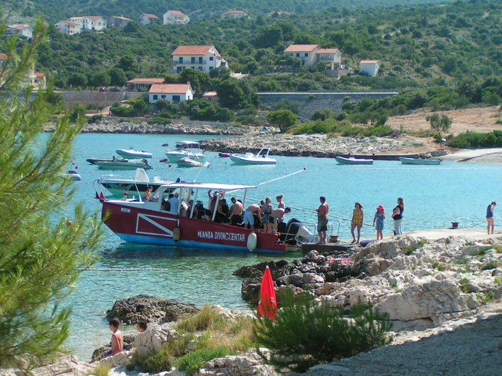 Divers boarding the Manta boat on Vis