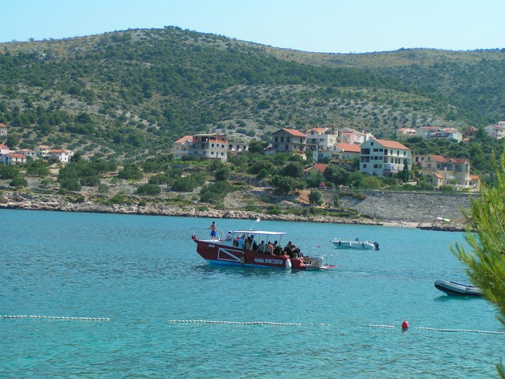 Manta boat with divers in a calm Vis bay